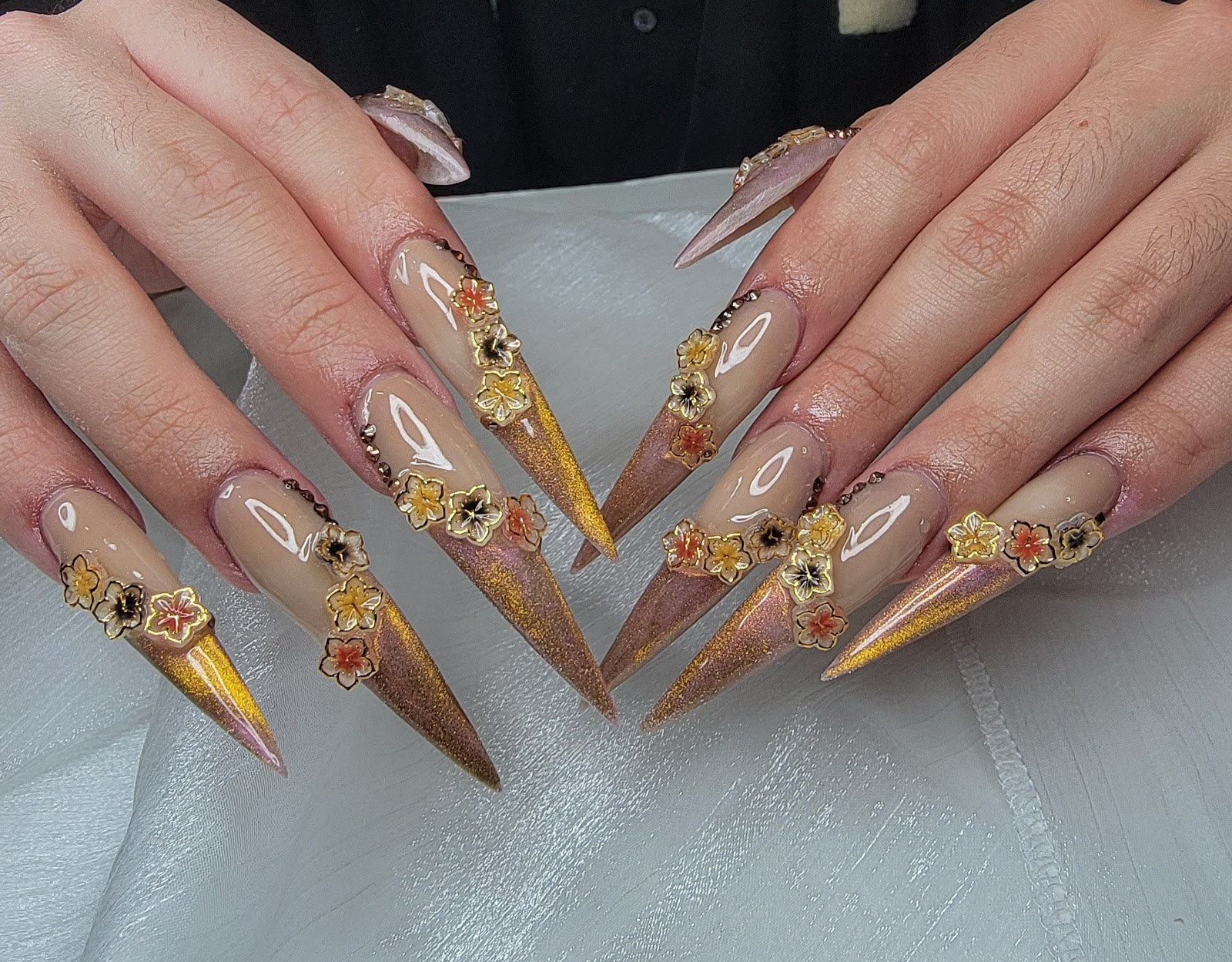A2Z Nails & Lashes @Mineral logo